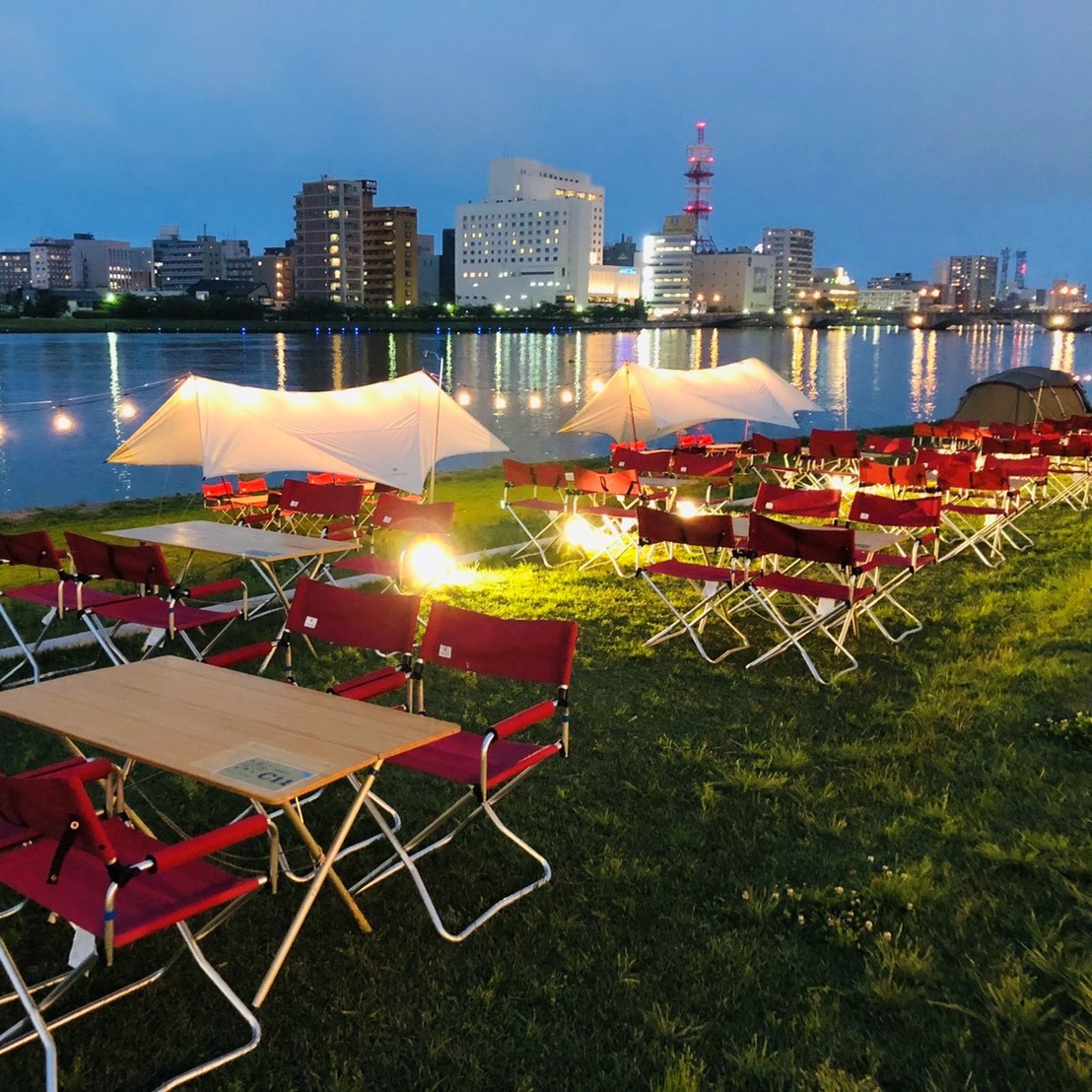 夕暮れの信濃川とテラス席